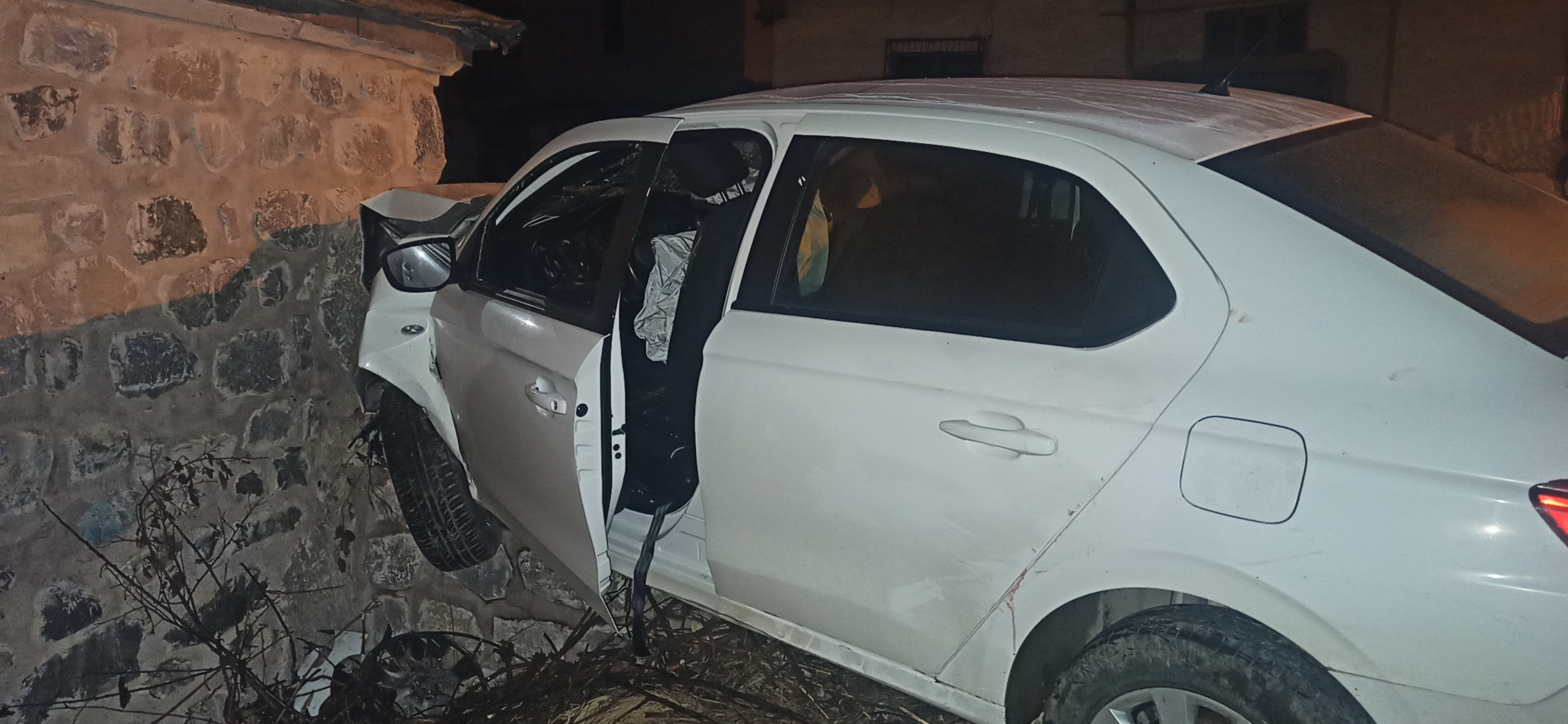 Tokat'ta otomobil camiye daldı! Çok sayıda yaralı var - 1. Resim