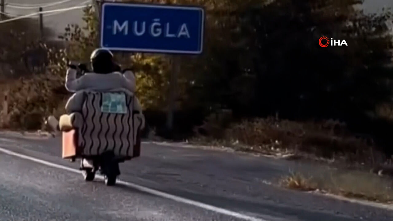 Skuterine monte ettiği koltuk ile trafiğe çıktı: Cezası kesildi  Skuterine monte ettiği koltuk ile trafiğe çıktı: Cezası kesildi - 1. Resim