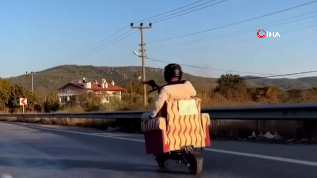 Skuterine monte ettiği koltuk ile trafiğe çıktı: Cezası kesildi  Skuterine monte ettiği koltuk ile trafiğe çıktı: Cezası kesildi - 2. Resim