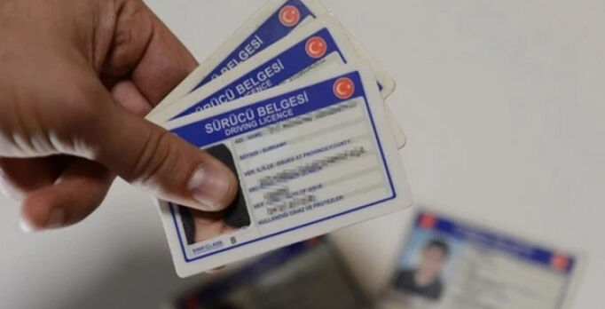 2025 ehliyet yenileme ücreti ne kadar? Ehliyet yenilememe cezası 12 bin 978 TL olarak uygulanacak! 2025 ehliyet yenileme ücreti ne kadar? Ehliyet yenilememe cezası 12 bin 978 TL olarak uygulanacak! - 1. Resim