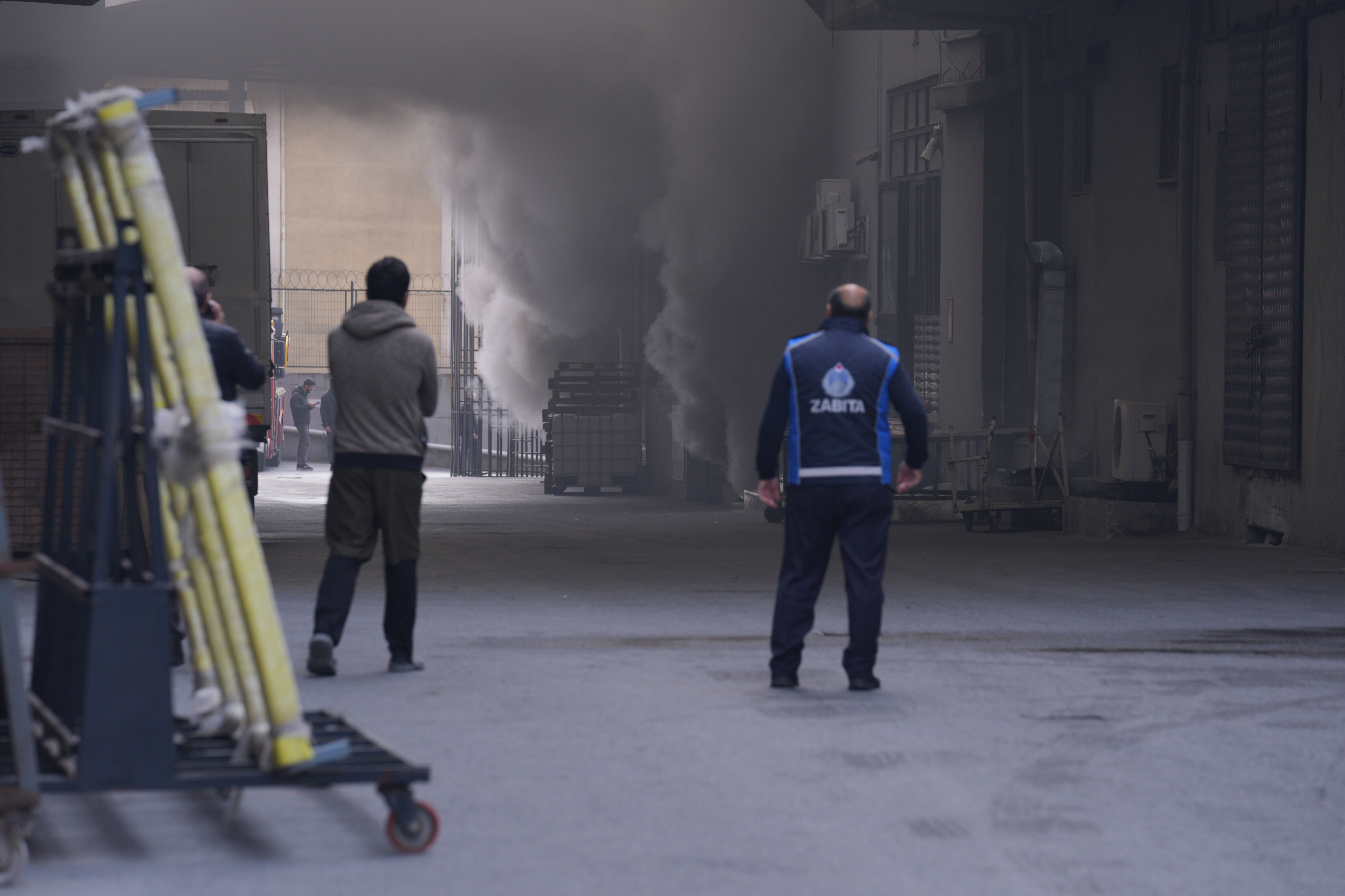 Avcılar'da iş hanında yangın! Avcılar'da iş hanında yangın! Ekipler olay yerinde - 1. Resim