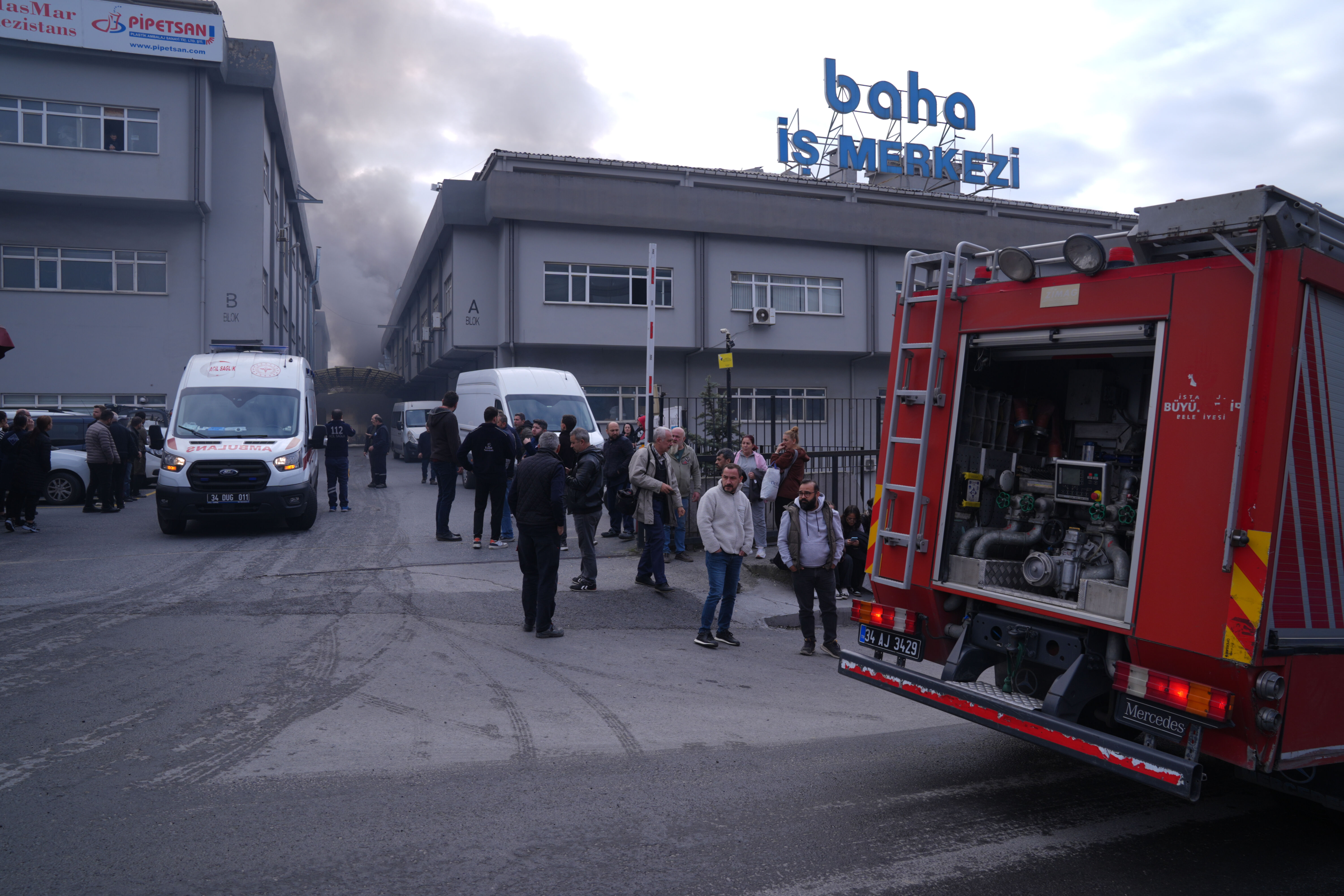 Avcılar'da iş hanında yangın! Avcılar'da iş hanında yangın! Ekipler olay yerinde - 2. Resim