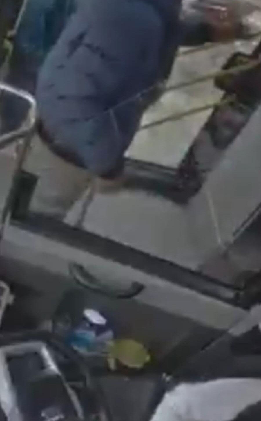 Batman'da hainler otobüsü durdurarak terör propagandası yaptı! PKK/KCK mensubu kıskıvrak yakalandı - 1. Resim