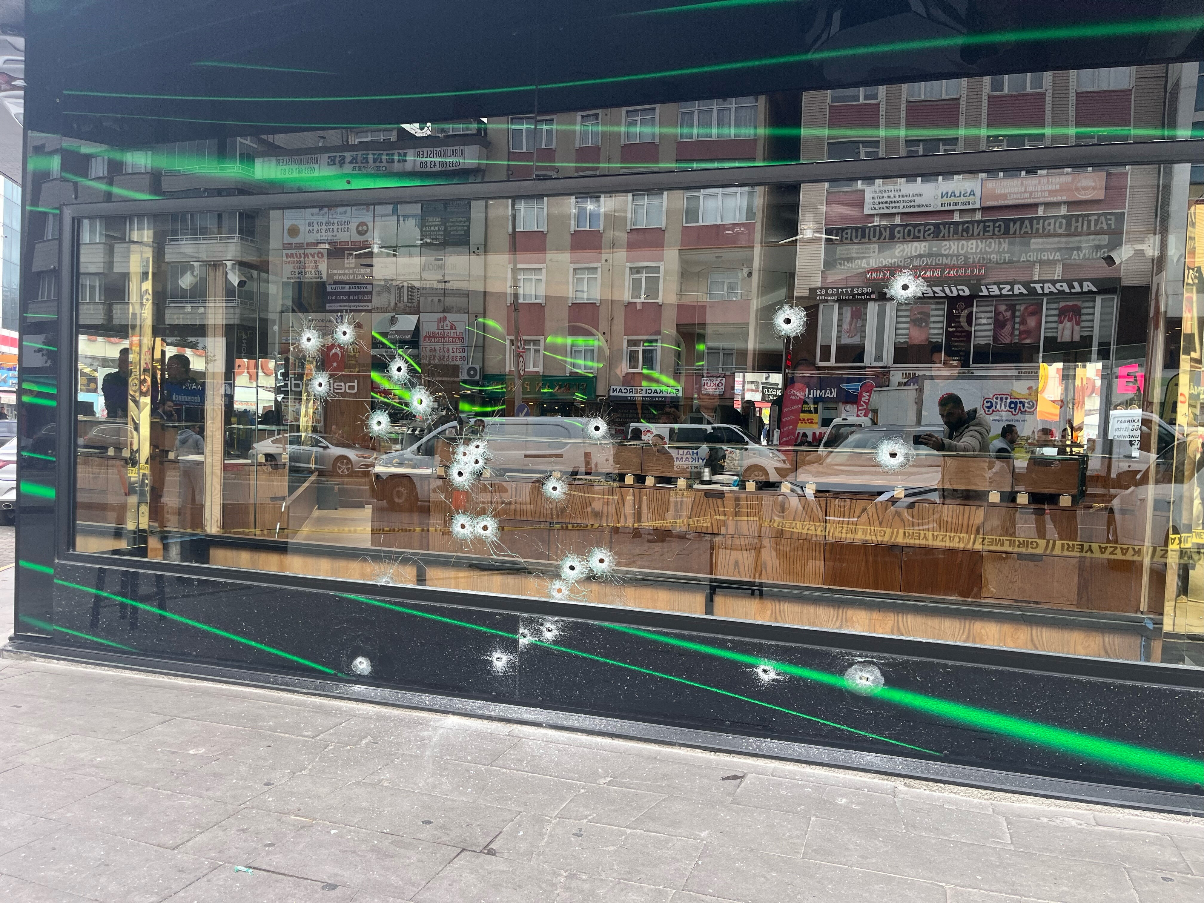 Bir ayda ikinci silahlı saldırı! Kuyumcuya 28 mermi isabet etti Bir ayda ikinci silahlı saldırı! Kuyumcuya 28 mermi isabet etti - 1. Resim