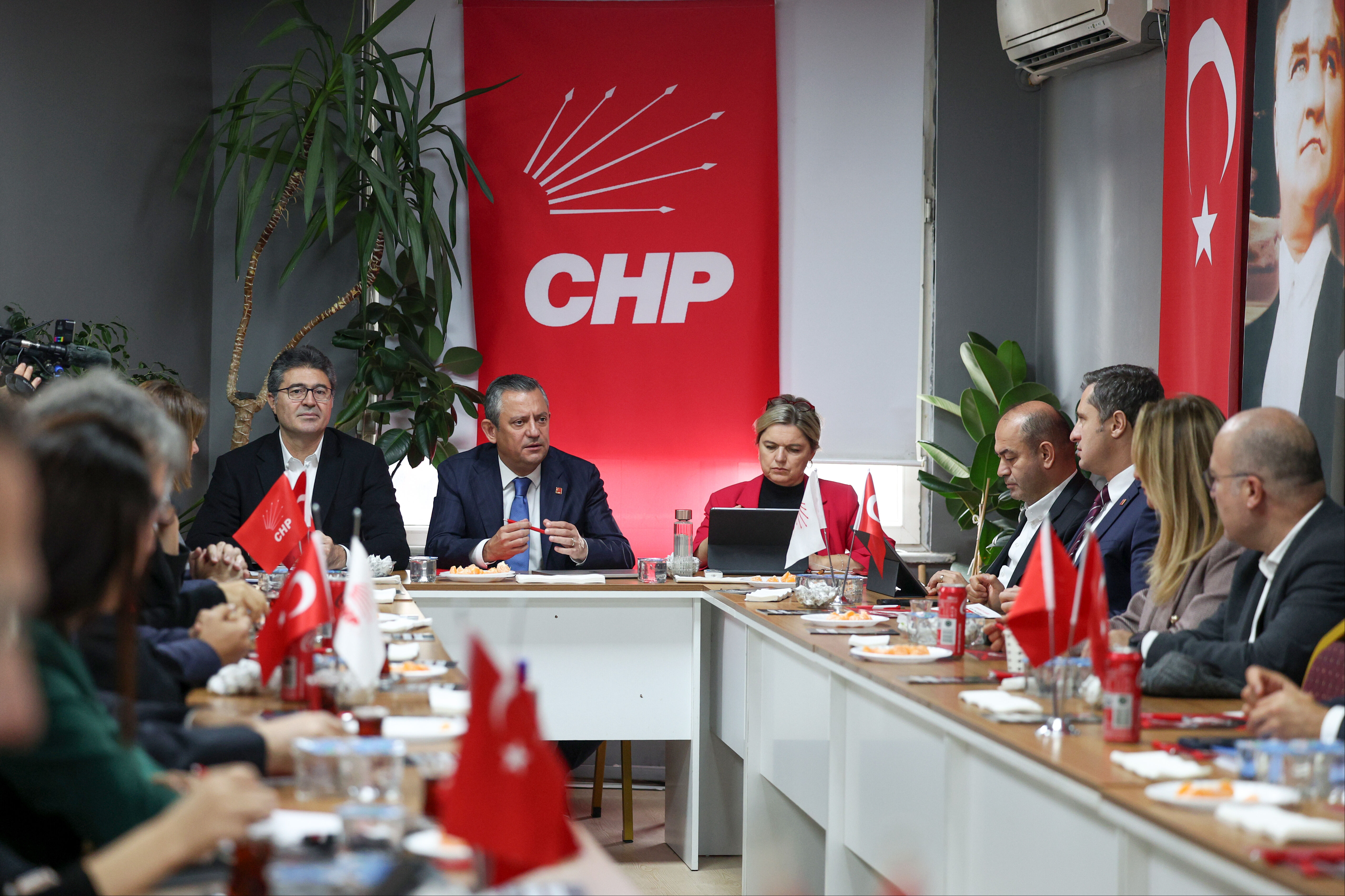 CHP lideri Özel'den kayyım çıkışı: Esenyurt için alınan kararı duyurdu CHP lideri Özel'den kayyım çıkışı: Esenyurt için alınan kararı duyurdu - 1. Resim