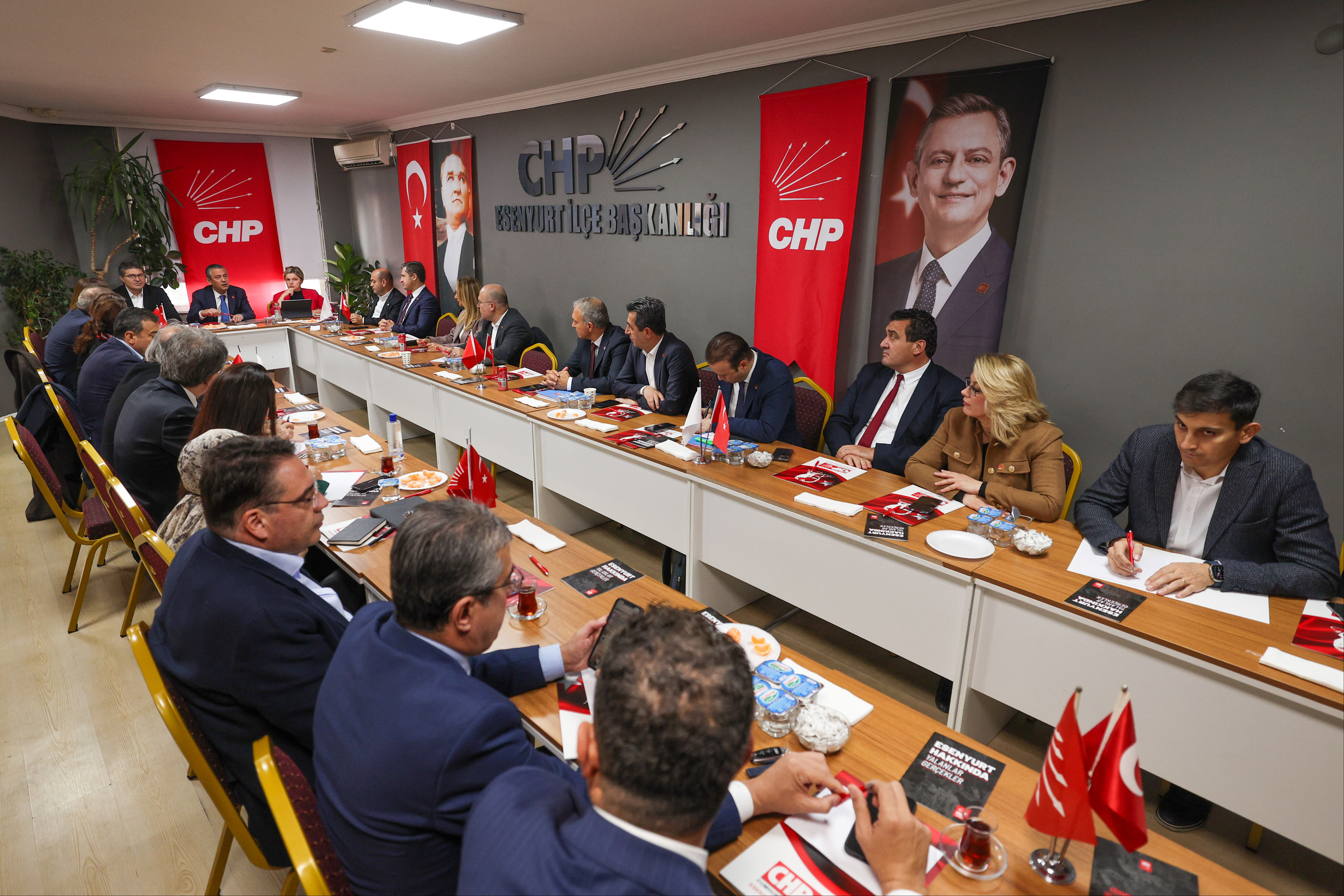 CHP lideri Özel'den kayyım çıkışı: Esenyurt için alınan kararı duyurdu CHP lideri Özel'den kayyım çıkışı: Esenyurt için alınan kararı duyurdu - 3. Resim