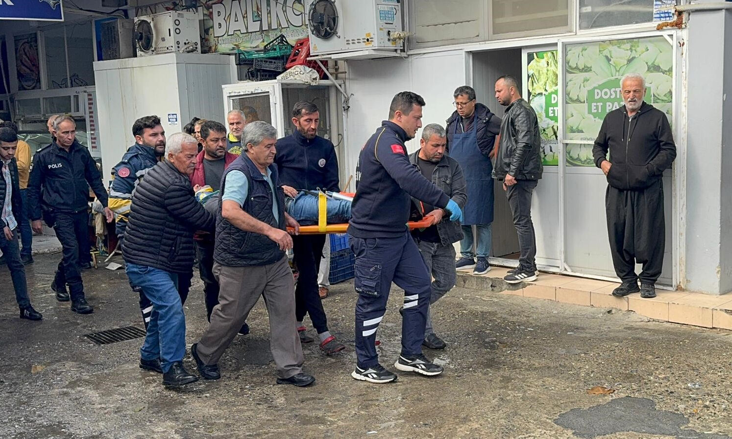 Dükkanını temizlerken kendini asfaltta buldu! Anbean kamerada - 2. Resim