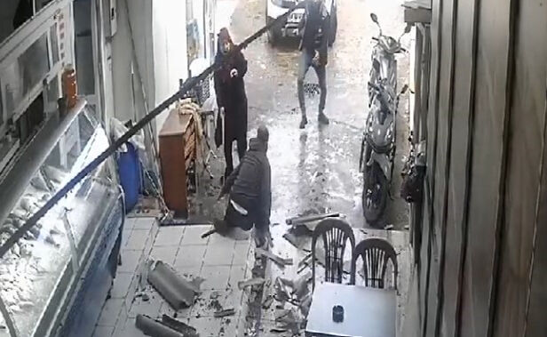 Dükkanını temizlerken kendini asfaltta buldu! Anbean kamerada - 1. Resim