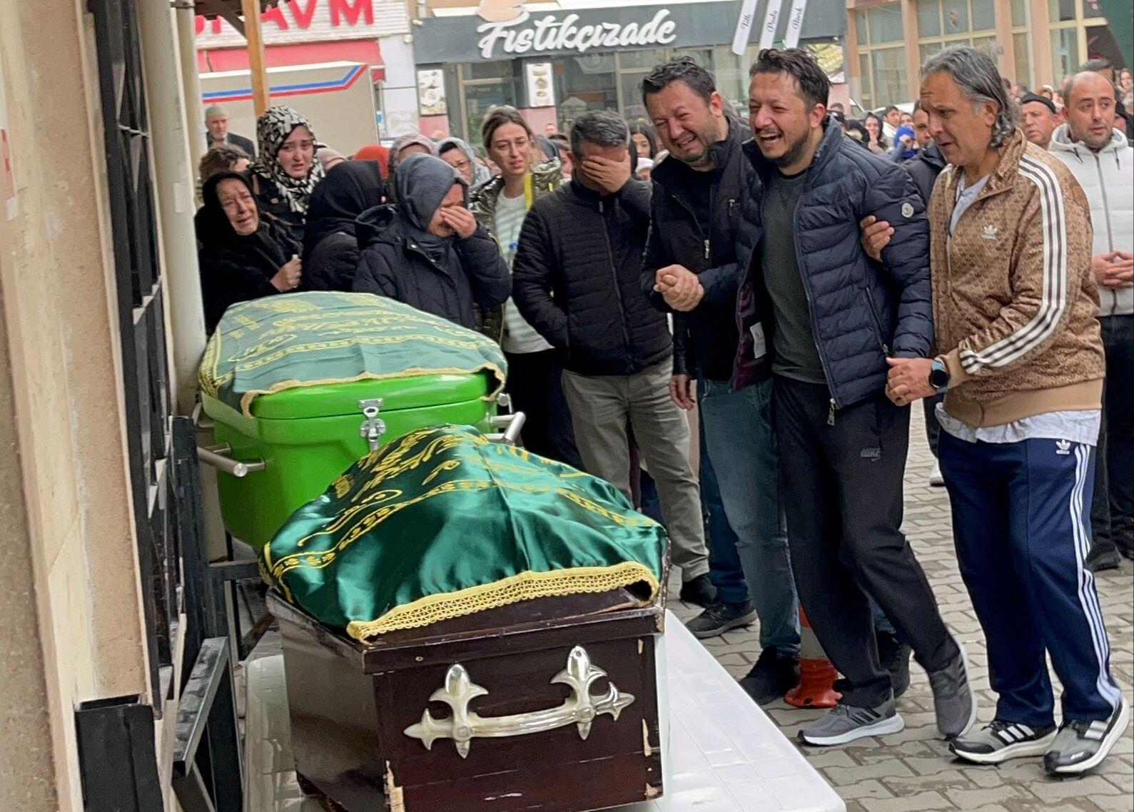 Eşini ve kızını kaybeden adamın yürek yakan feryadı: Babacık geri gelsene... Eşini ve kızını kaybeden adamın yürek yakan feryadı: Babacık geri gelsene... - 2. Resim