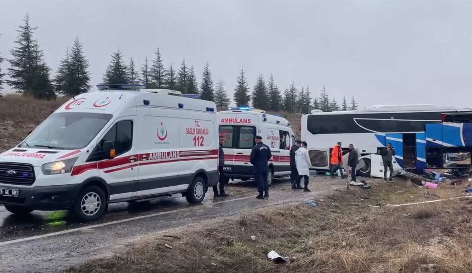 Eskişehir'de yolcu otobüsü devrildi: 1 ölü, 41 yaralı var Eskişehir'de yolcu otobüsü devrildi: 1 ölü, 30 yaralı var - 1. Resim