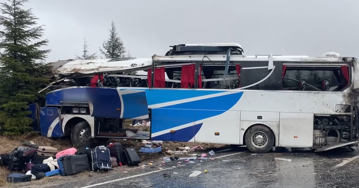 Eskişehir'de yolcu otobüsü devrildi: 1 ölü, 41 yaralı var Eskişehir'de yolcu otobüsü devrildi: 1 ölü, 30 yaralı var - 2. Resim