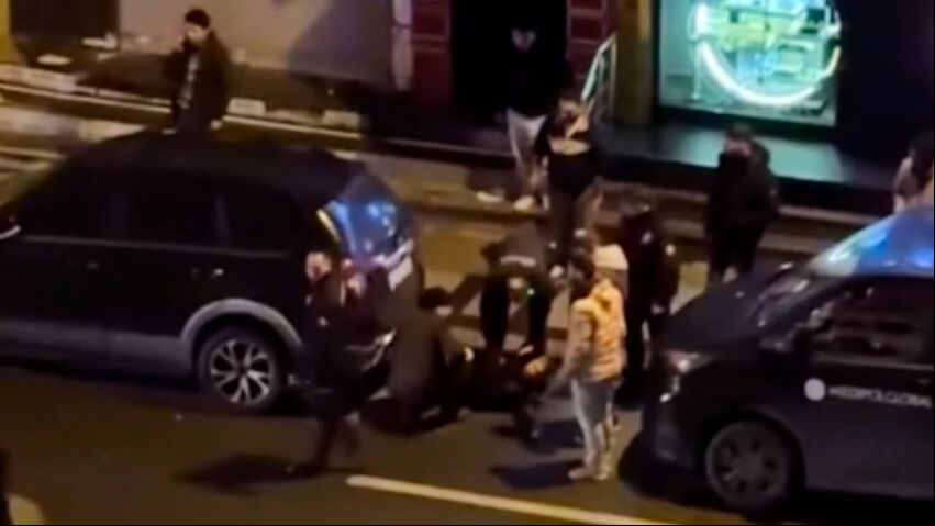 İstanbul'da hareketli anlar! Kaldırımda yürürken saldırıya uğradılar - 1. Resim