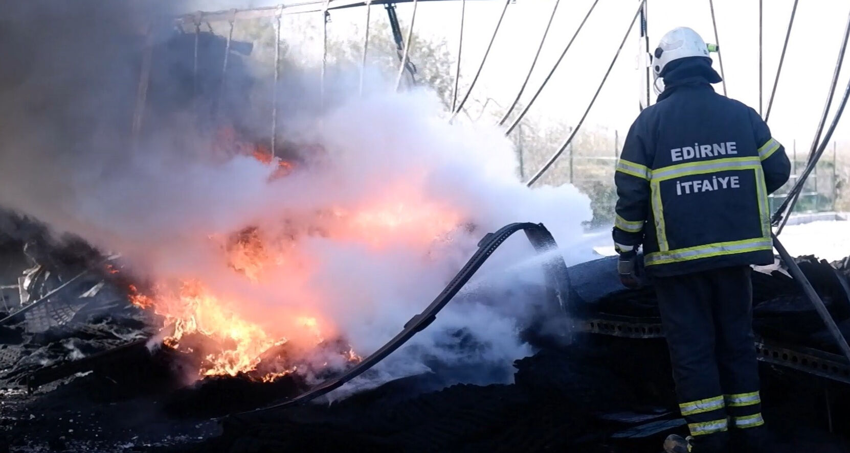 Kauçuk yüklü tır alev alev! Gece başlayan yangın gün boyu sürdü - 1. Resim