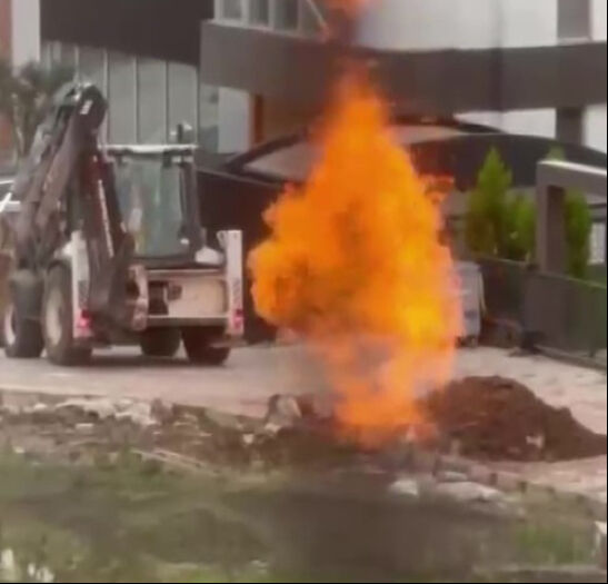 Kocaeli'de elektrik direği dikme &ccedil;alışması yapan ekipler doğal gaz borusunu patlattı! Alevler korku sa&ccedil;tı - 3. Resim