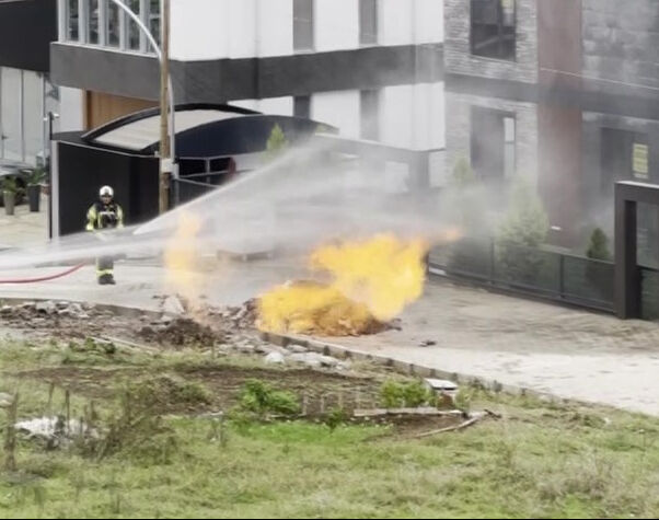 Kocaeli'de elektrik direği dikme &ccedil;alışması yapan ekipler doğal gaz borusunu patlattı! Alevler korku sa&ccedil;tı - 4. Resim