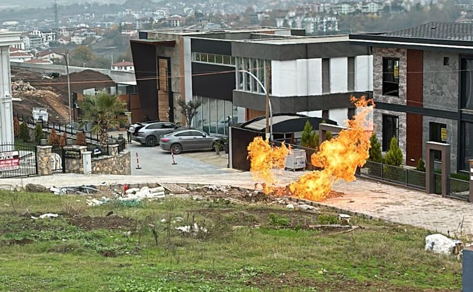 Kocaeli'de elektrik direği dikme &ccedil;alışması yapan ekipler doğal gaz borusunu patlattı! Alevler korku sa&ccedil;tı - 1. Resim