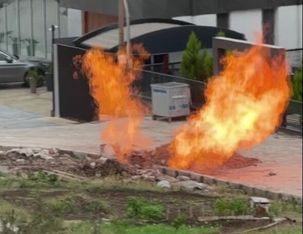 Kocaeli'de elektrik direği dikme &ccedil;alışması yapan ekipler doğal gaz borusunu patlattı! Alevler korku sa&ccedil;tı - 2. Resim
