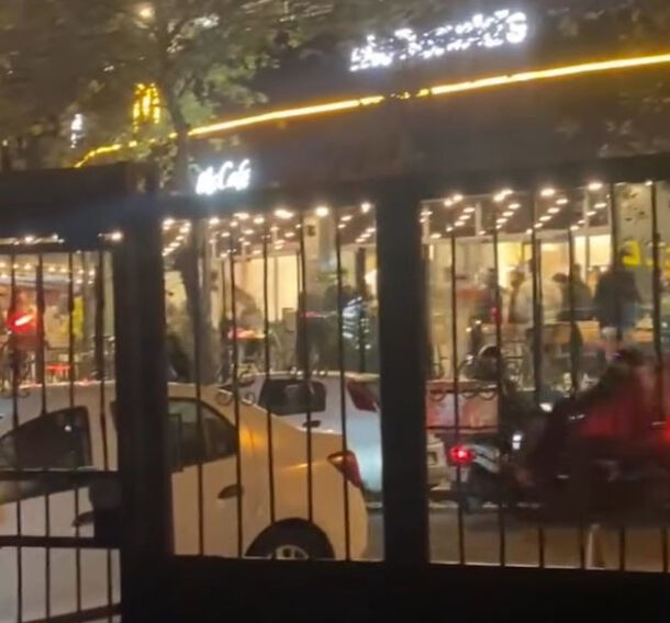 McDonalds şubesinde kavga! Sandalyeler havada uçtu McDonalds şubesinde kavga! Sandalyeler havada uçtu - 1. Resim