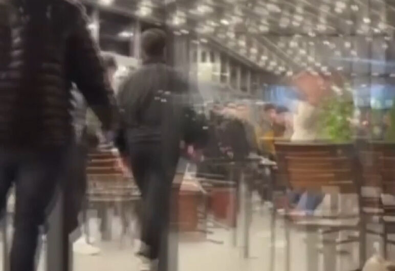 McDonalds şubesinde kavga! Sandalyeler havada uçtu McDonalds kavga