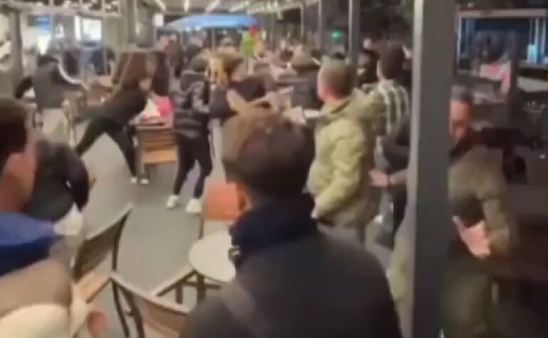 McDonalds şubesinde kavga! Sandalyeler havada uçtu McDonalds şubesinde kavga! Sandalyeler havada uçtu - 2. Resim