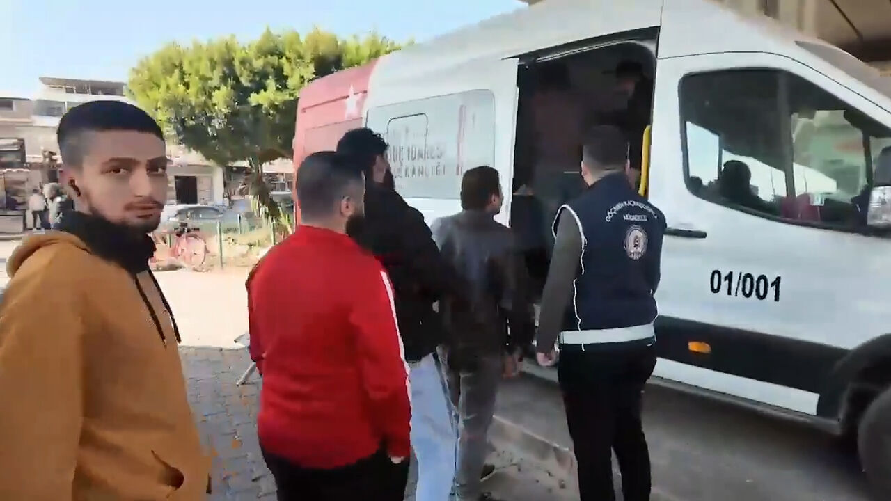 Türkiye'ye kaçak yollarla göçmen sokanlara operasyon! Tek tek yakalandılar - 1. Resim