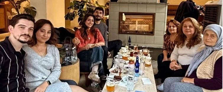 Ufukta düğün var! Sıla Türkoğlu ile Ata Ayyıldız’dan aile pozu geldi - 1. Resim