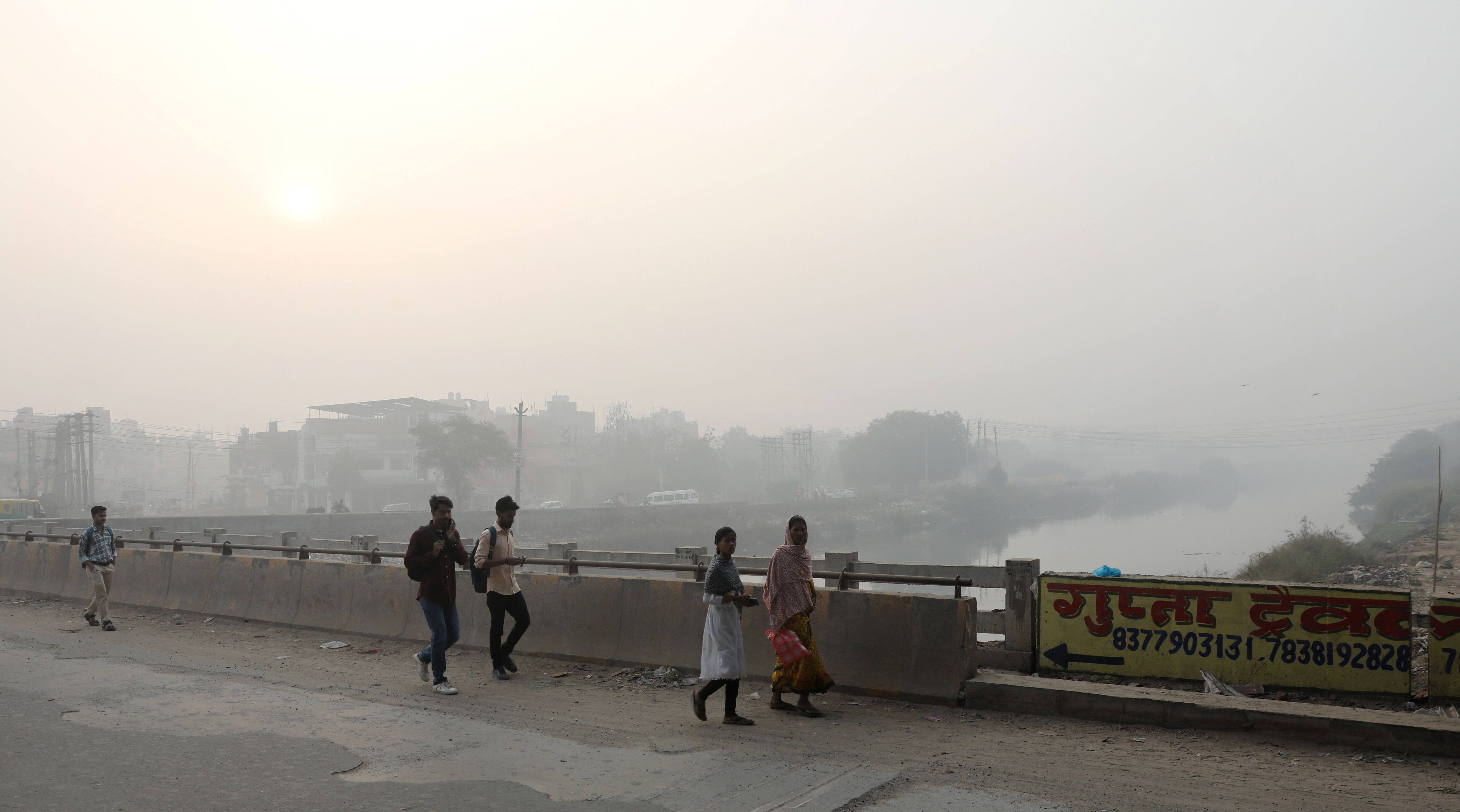 Yeni Delhi'deki hava kirliliği tehlikeli boyutta: Okullar kapatıldı Yeni Delhi'deki hava kirliliği tehlikeli boyutta: 'Evden çıkmayın' çağrısı yapıldı - 2. Resim