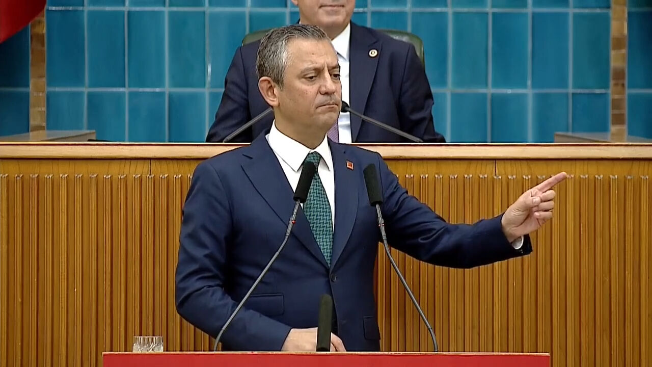 CHP Genel Başkanı Özgür Özel, korsan kılıçlı yemin töreni yapan teğmenler hakkında konuştu! Cumhurbaşkanı Erdoğan'a seslendi CHP Genel Başkanı Özgür Özel, korsan kılıçlı yemin töreni yapan teğmenler hakkında konuştu! Cumhurbaşkanı Erdoğan'a seslendi - 3. Resim