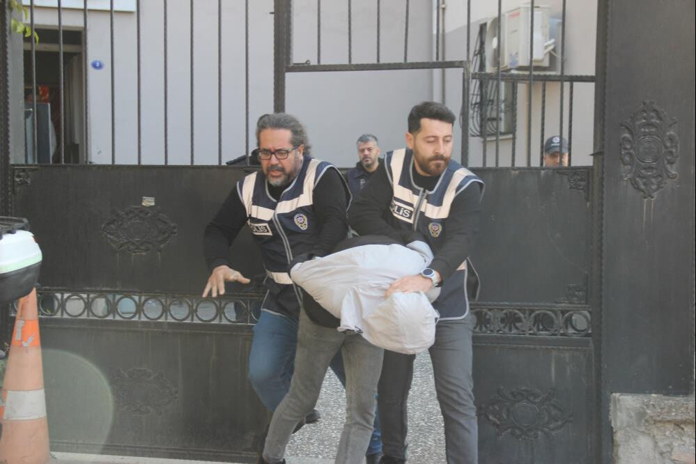 Çocuğunun boğazına bıçak dayayan cani baba yüzünün görüntülenmemesini istedi - 4. Resim