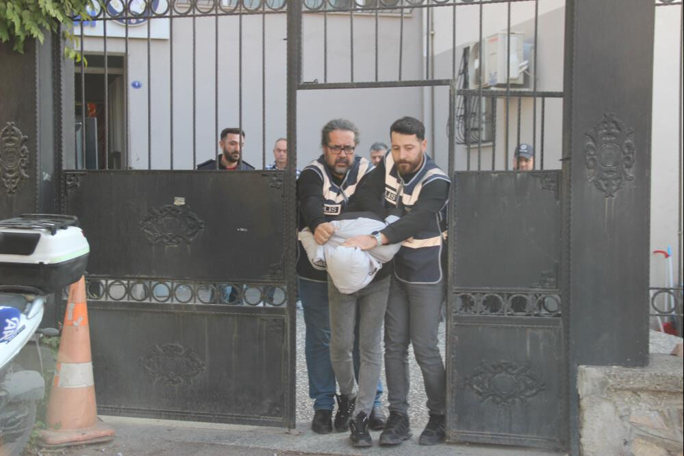 Çocuğunun boğazına bıçak dayayan cani baba yüzünün görüntülenmemesini istedi - 5. Resim