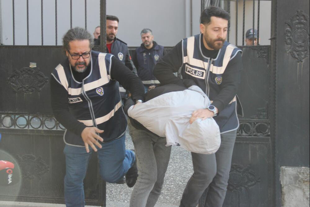 Çocuğunun boğazına bıçak dayayan cani baba yüzünün görüntülenmemesini istedi - 1. Resim