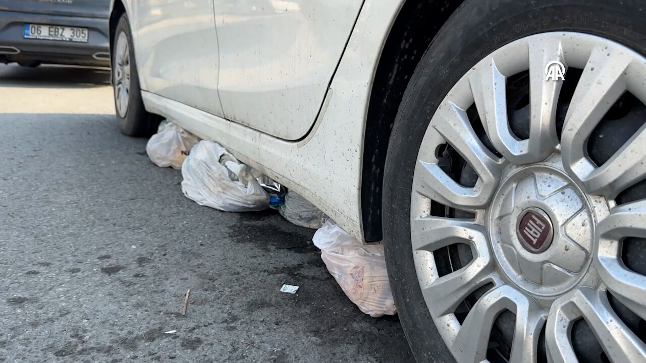 Evsiz adamın içinde yaşadığı çöp dolu otomobil vatandaşa isyan bayrağı çektirdi - 1. Resim