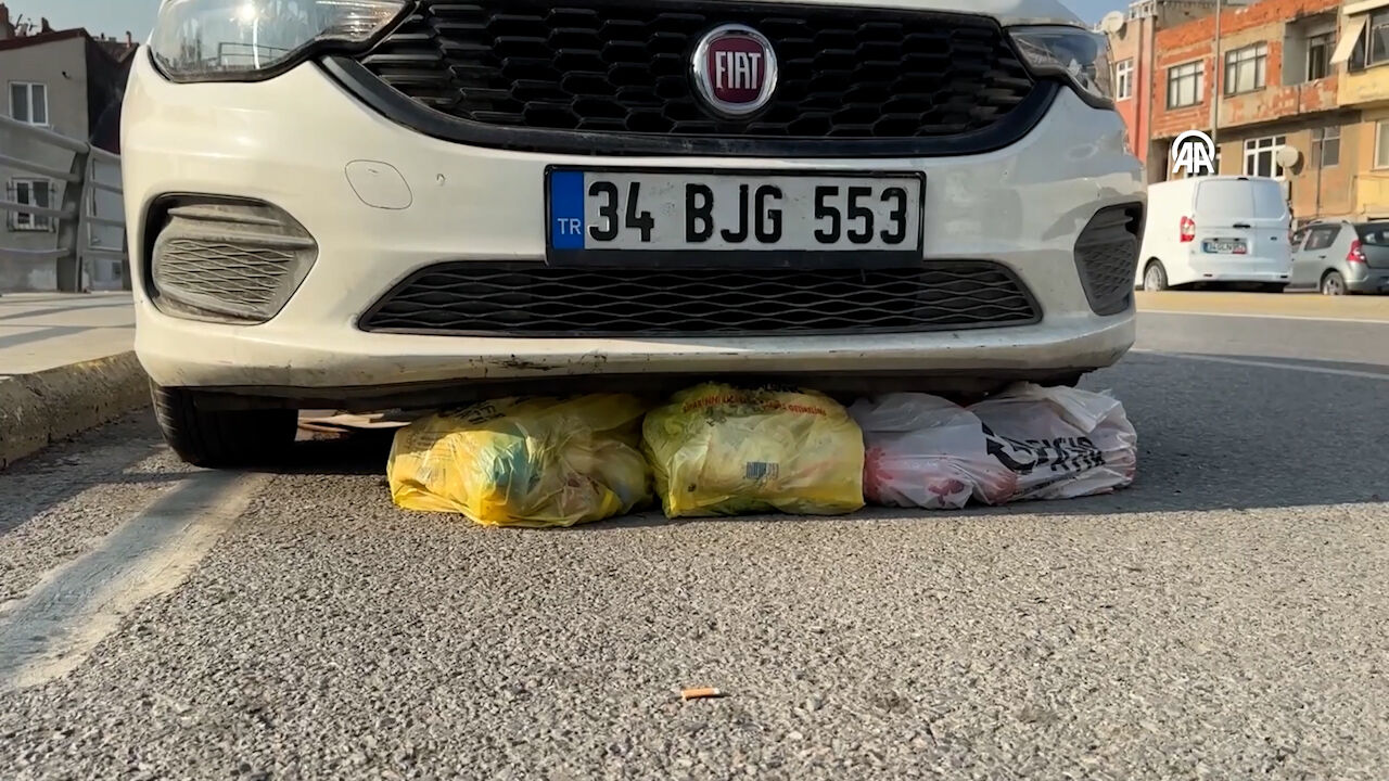 Evsiz adamın içinde yaşadığı çöp dolu otomobil vatandaşa isyan bayrağı çektirdi - 2. Resim