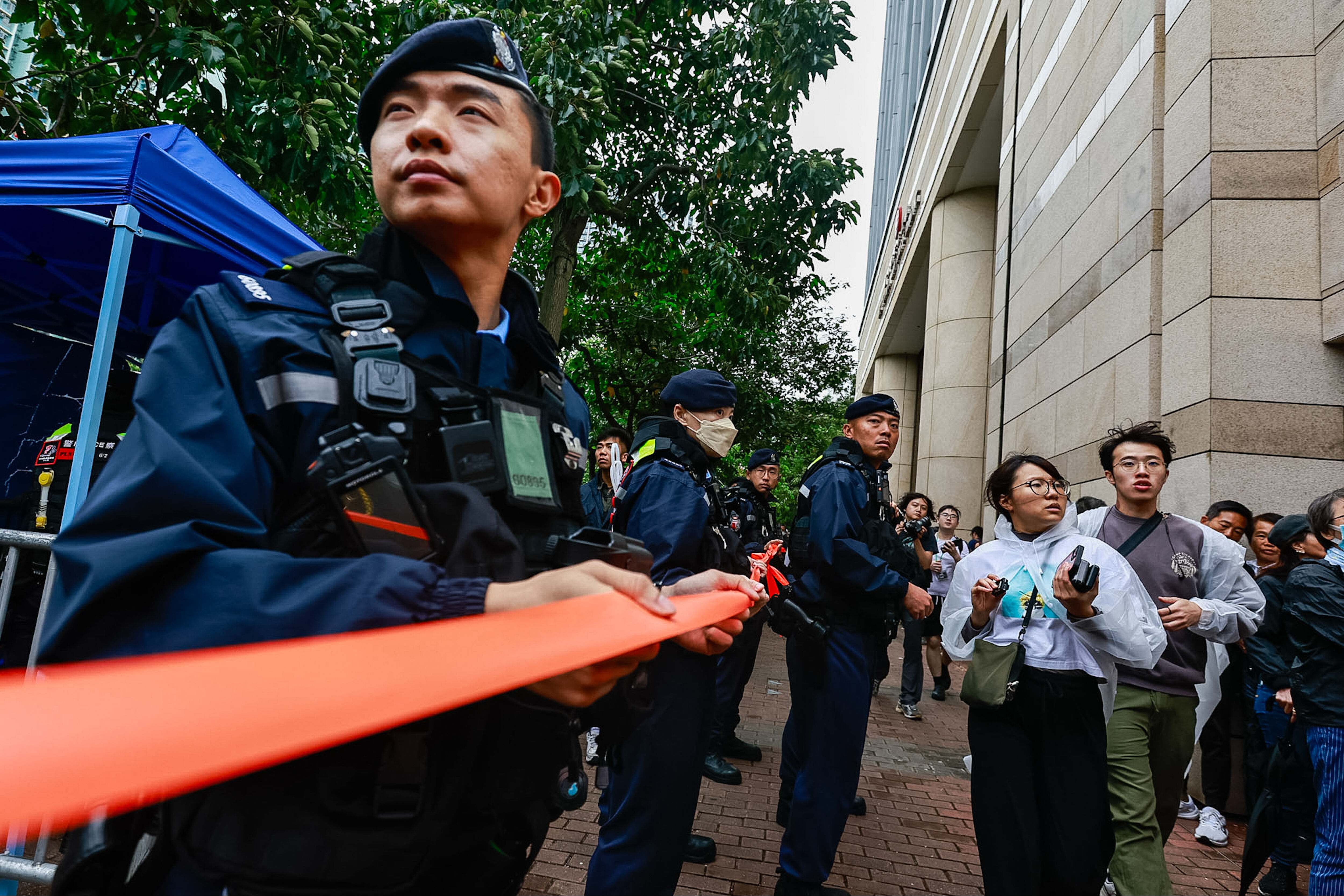 Hong Kong'da 45 muhalif tutuklandı! Hükümeti devirmeye teşebbüsten yargılanacaklar Hong Kong'da 45 muhalif tutuklandı! Hükümeti devirmeye teşebbüsten yargılanacaklar - 3. Resim