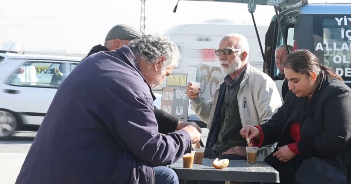 Konya'da 7 yıldır çorba dağıtan Lokman Yıldız para yerine dua alıyor Konya'da 7 yıldır çorba dağıtan Lokman Yıldız para yerine dua alıyor - 4. Resim
