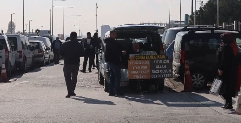 Konya'da 7 yıldır çorba dağıtan Lokman Yıldız para yerine dua alıyor Konya'da 7 yıldır çorba dağıtan Lokman Yıldız para yerine dua alıyor - 2. Resim