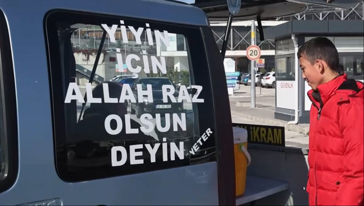 Konya'da 7 yıldır çorba dağıtan Lokman Yıldız para yerine dua alıyor Konya'da 7 yıldır çorba dağıtan Lokman Yıldız para yerine dua alıyor - 3. Resim