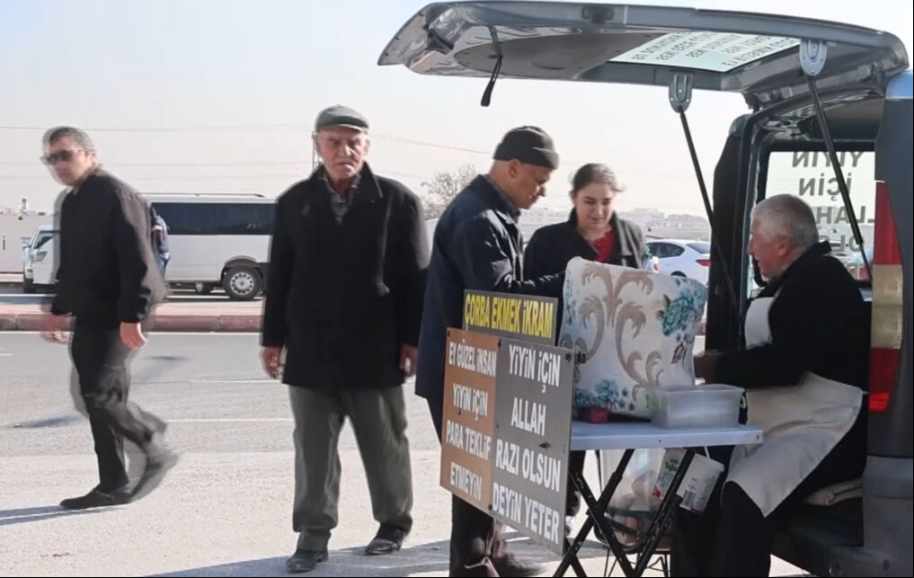 Konya'da 7 yıldır çorba dağıtan Lokman Yıldız para yerine dua alıyor Konya'da 7 yıldır çorba dağıtan Lokman Yıldız para yerine dua alıyor - 1. Resim