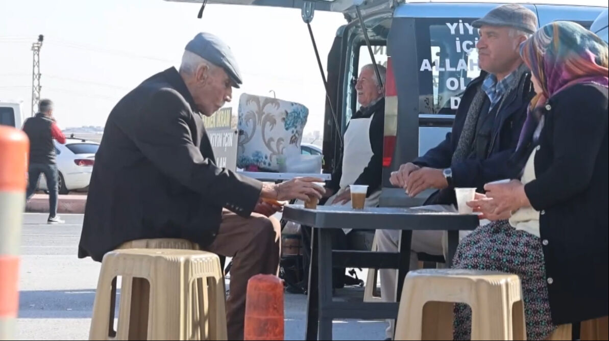 Konya'da 7 yıldır çorba dağıtan Lokman Yıldız para yerine dua alıyor Konya'da 7 yıldır çorba dağıtan Lokman Yıldız para yerine dua alıyor - 5. Resim