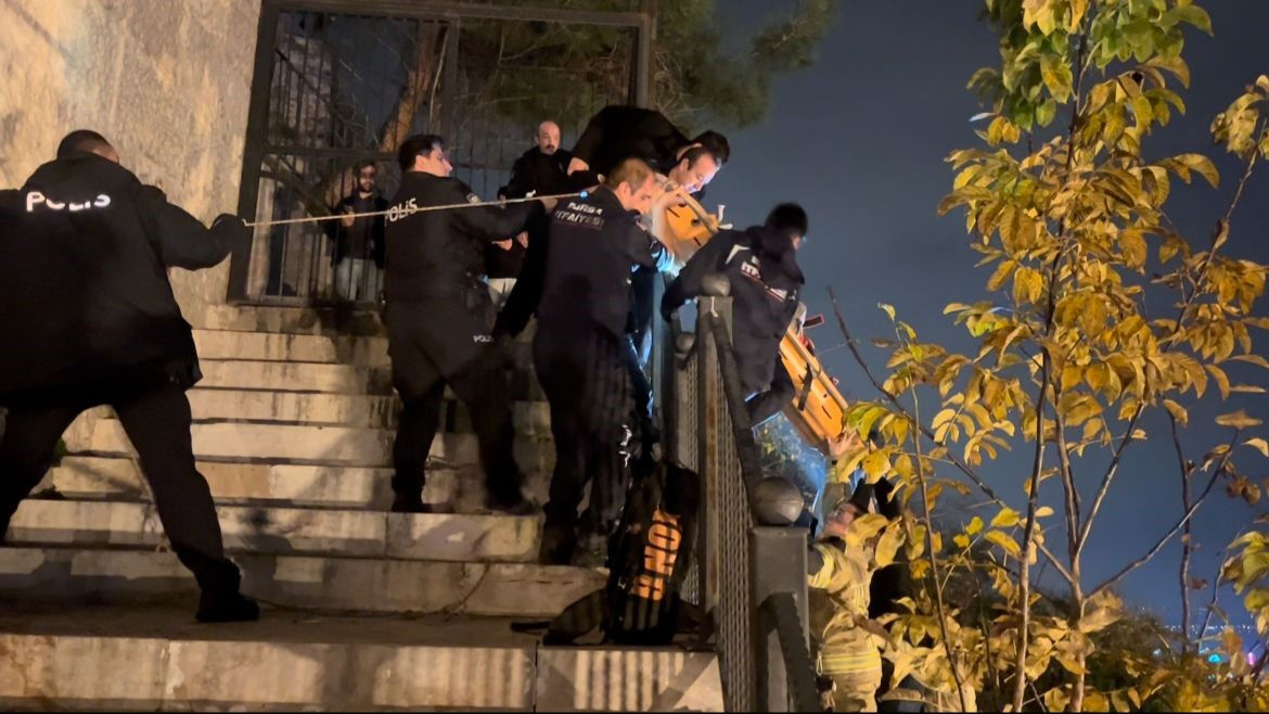 Manzara keyfi yarım kaldı! Tarihi surlardan düşen genç ağır yaralandı - 1. Resim