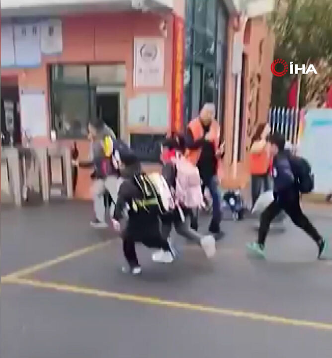 Resmen facia! Aracıyla okul önündeki kalabalığa daldı Resmen facia! Aracıyla okul önündeki kalabalığa daldı - 1. Resim