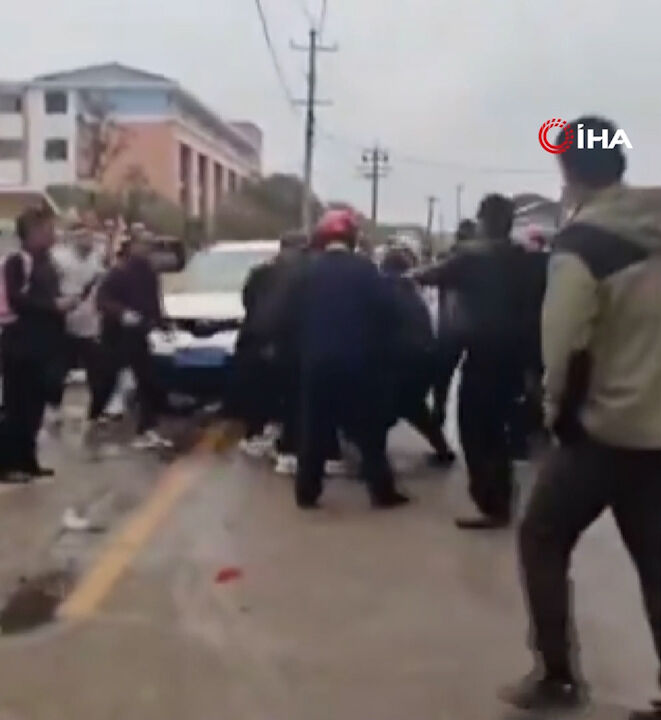 Resmen facia! Aracıyla okul önündeki kalabalığa daldı Resmen facia! Aracıyla okul önündeki kalabalığa daldı - 2. Resim