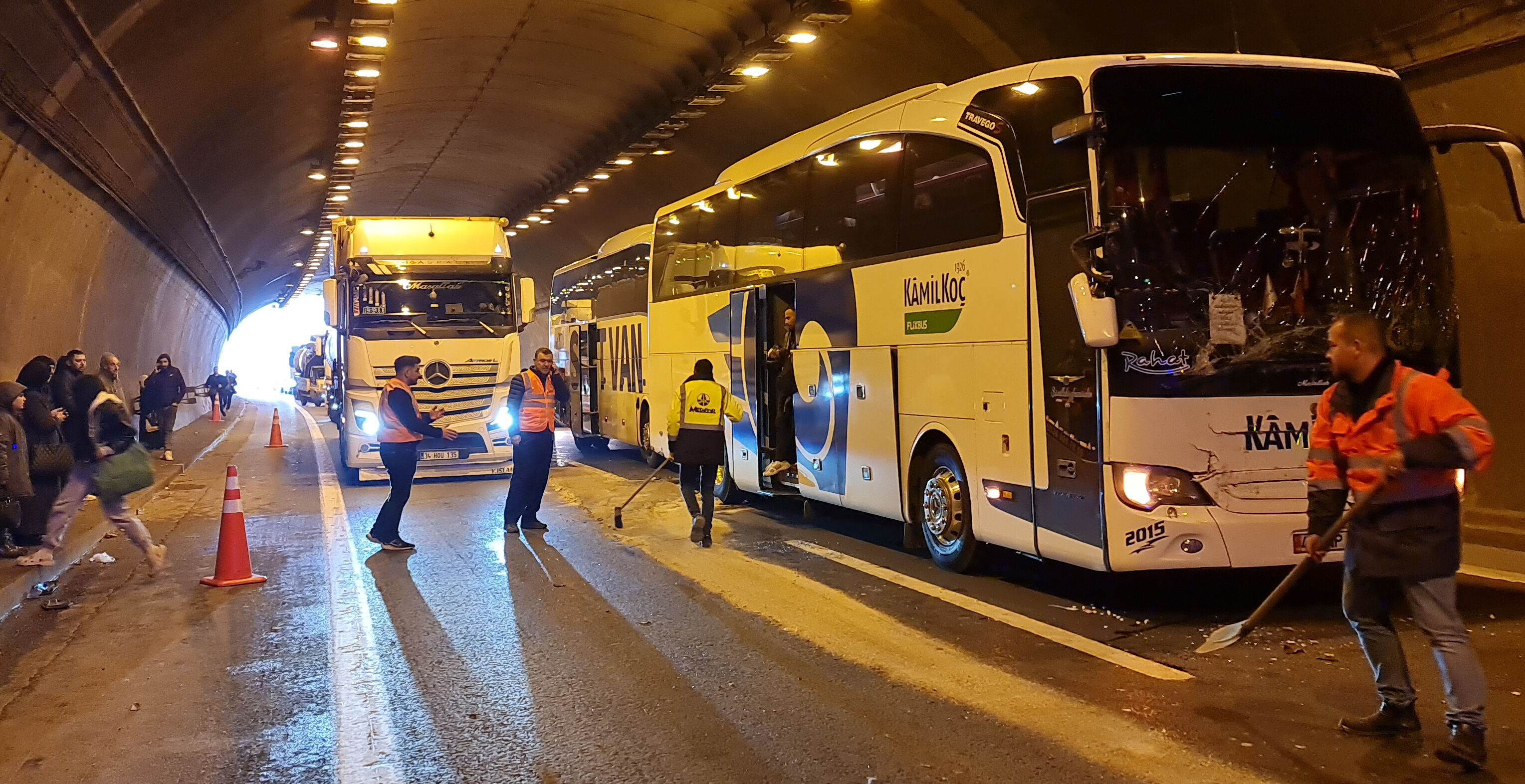 Anadolu Otoyolu'nda zincirleme kaza! 14 kişi yaralandı - 1. Resim