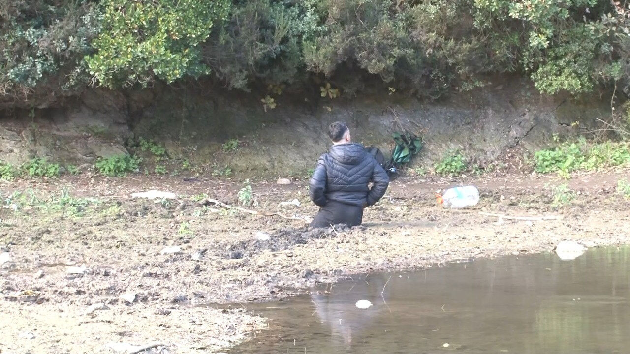 Balık tutmak için gittiği yerde bataklığa saplandı - 1. Resim