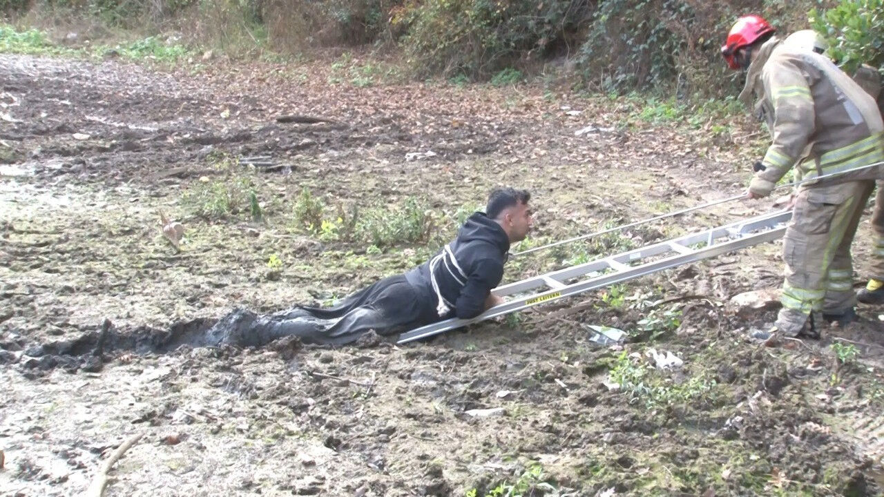 Balık tutmak için gittiği yerde bataklığa saplandı - 2. Resim