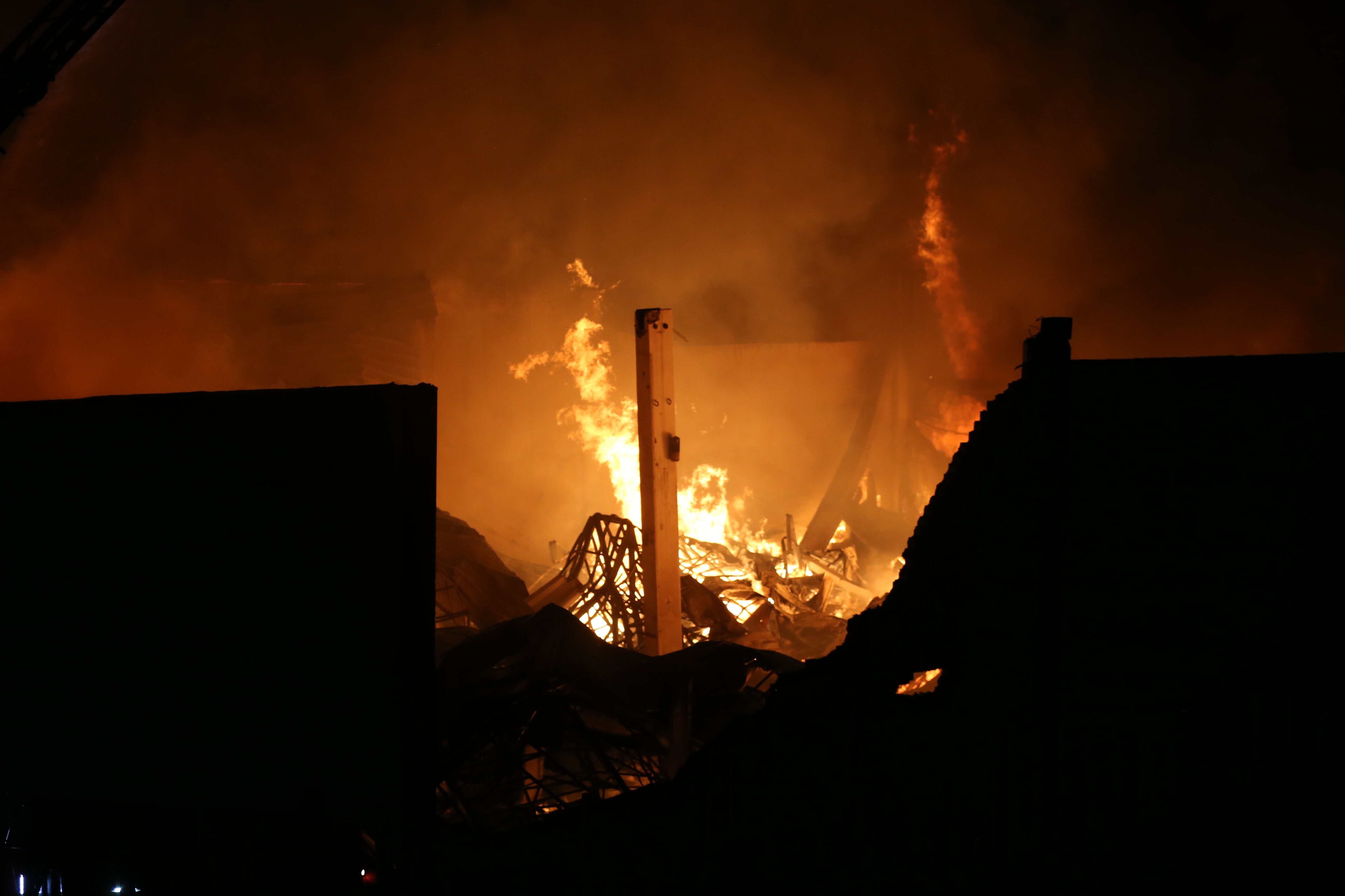 Bursa'da mobilya atölyesinde yangın! Fırtına alevleri harladı, çok sayıda itfaiye müdahale ediyor - 3. Resim