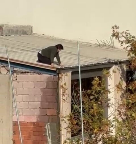 Canını hiçe saydı! Görüntü herkesin yüreğini ağzına getirdi - 1. Resim