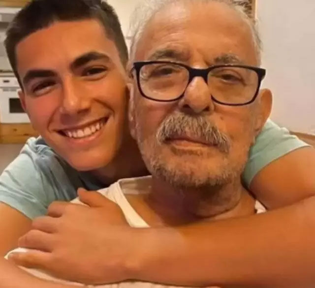 Ferdi Tayfur’un gözlerden uzak tuttuğu oğlu Taha ortaya çıktı! Fotoğrafı görenler şaşkın… Ferdi Tayfur’un gözlerden uzak tuttuğu oğlu Taha ortaya çıktı! Fotoğrafı görenler şaşkın… - 2. Resim