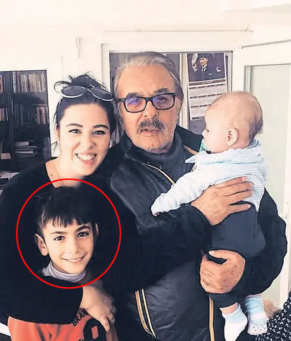Ferdi Tayfur’un gözlerden uzak tuttuğu oğlu Taha ortaya çıktı! Fotoğrafı görenler şaşkın… Ferdi Tayfur’un gözlerden uzak tuttuğu oğlu Taha ortaya çıktı! Fotoğrafı görenler şaşkın… - 1. Resim