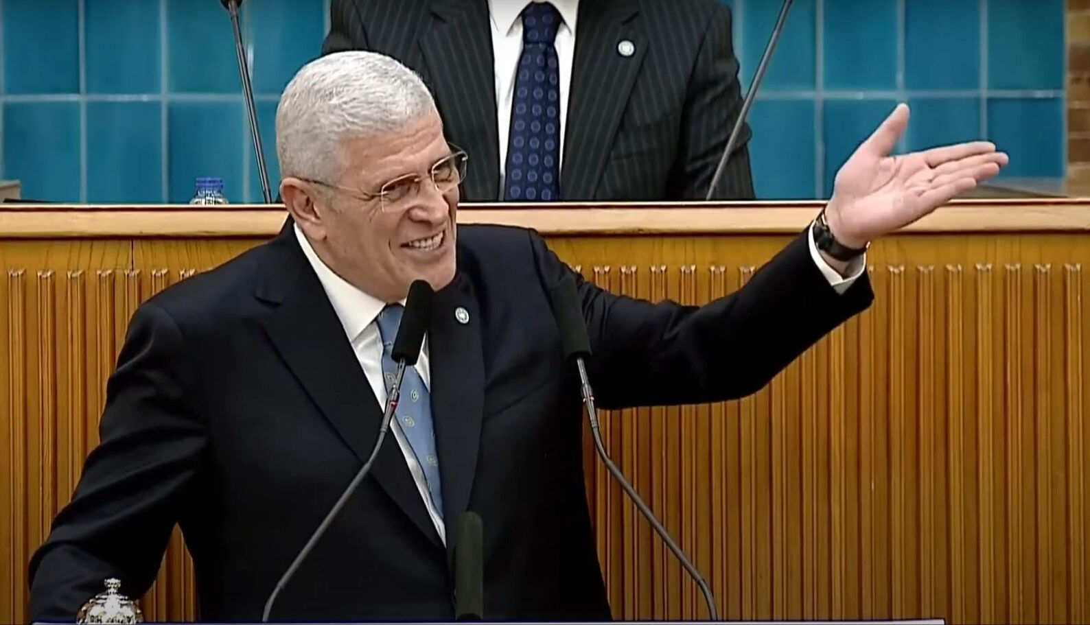 Grup toplantısında güldüren anlar! Bir partili uludu, Müsavat Dervişoğlu espriyi patlattı - 1. Resim